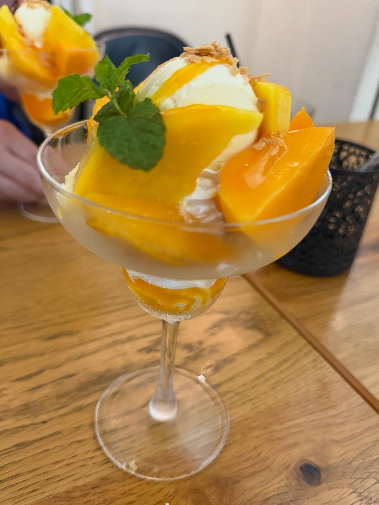 GIZMOのマンゴーパフェ今だけ食べられます。#三宅島 #GIZMO #マンゴーパフェ