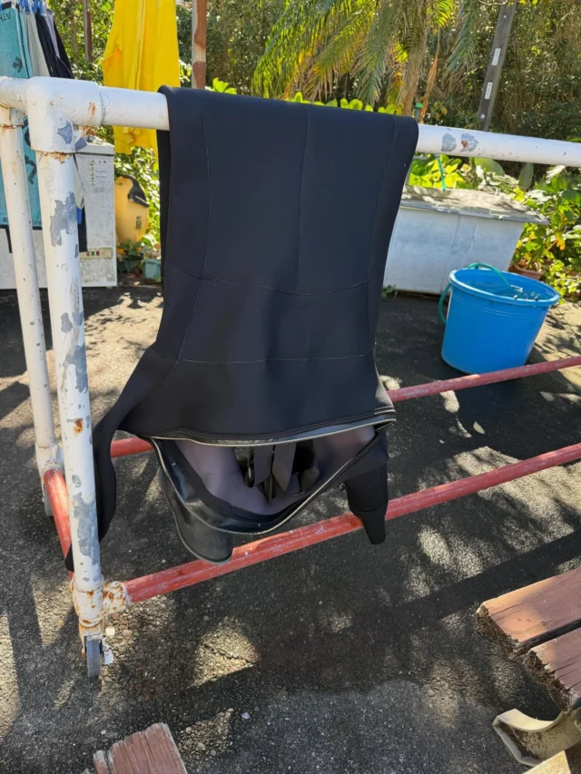 30年ぶりくらいのドライスーツ。
MEWが履けないのが苦痛。
やっぱりウェットスーツがいいかな。
ドライスーツもスーパードライも好きくない