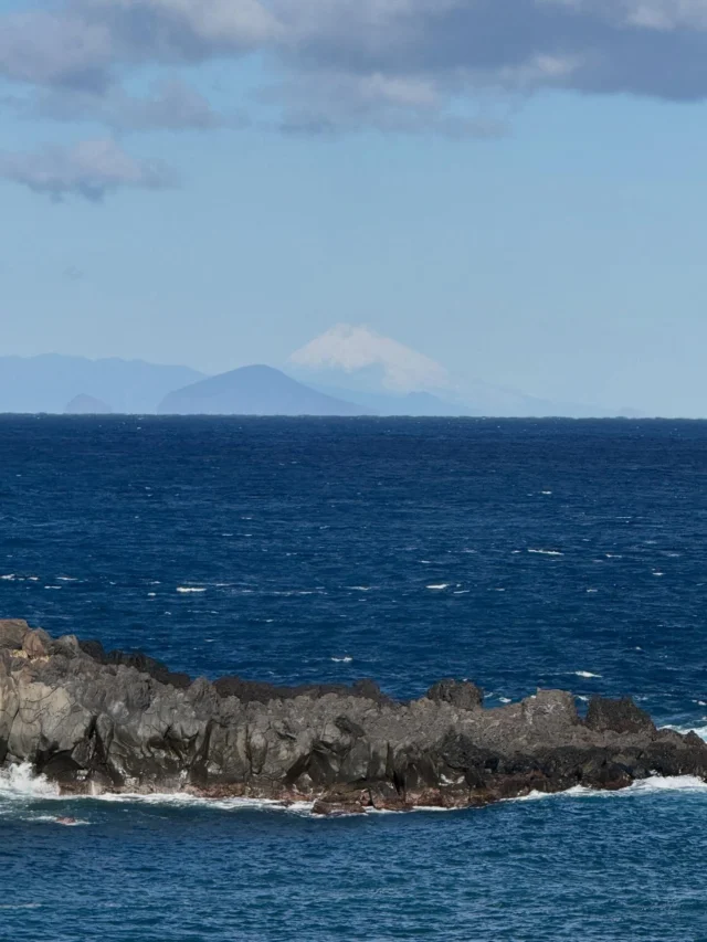 静かになってるはずの風向きなのに釜の尻荒れてます。
大島も山頂白くなってるのが見える。