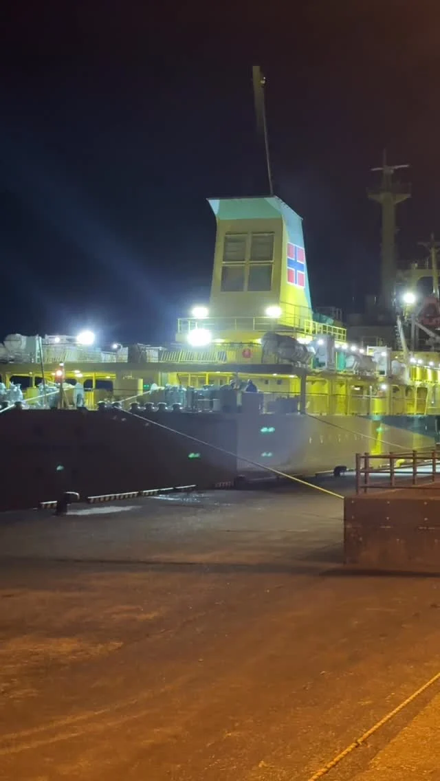 これから風が弱まる予報なのに、何故か御蔵八丈欠航で、三宅島に着いてすぐに東京に引き返す橘丸。昨日走れたなら今日は絶対大丈夫な気がするんだけど。
#三宅島 #橘丸