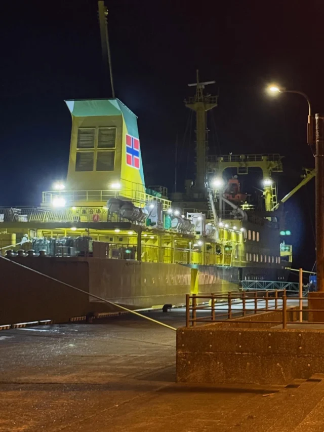 橘丸は三池港に入港。
今日も暖かい予報

#三宅島 #橘丸