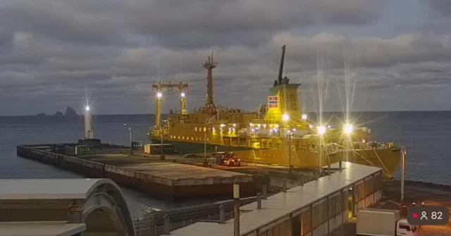 今朝の船は、御蔵、八丈島欠航で、6時に東京に引き返して行った。