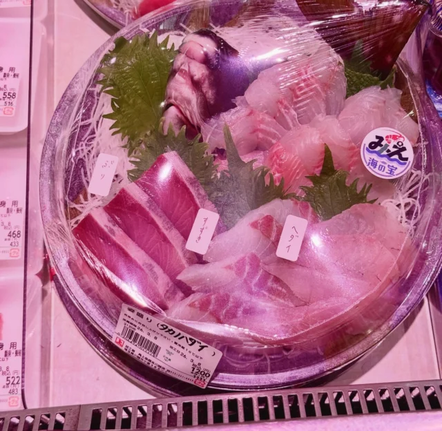 タカノハダイがメインの刺身盛り合わせが売っていた。

#タカノハダイ #角上魚類