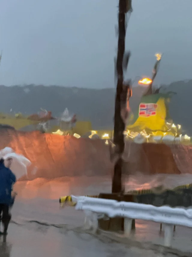雨の中橘丸到着