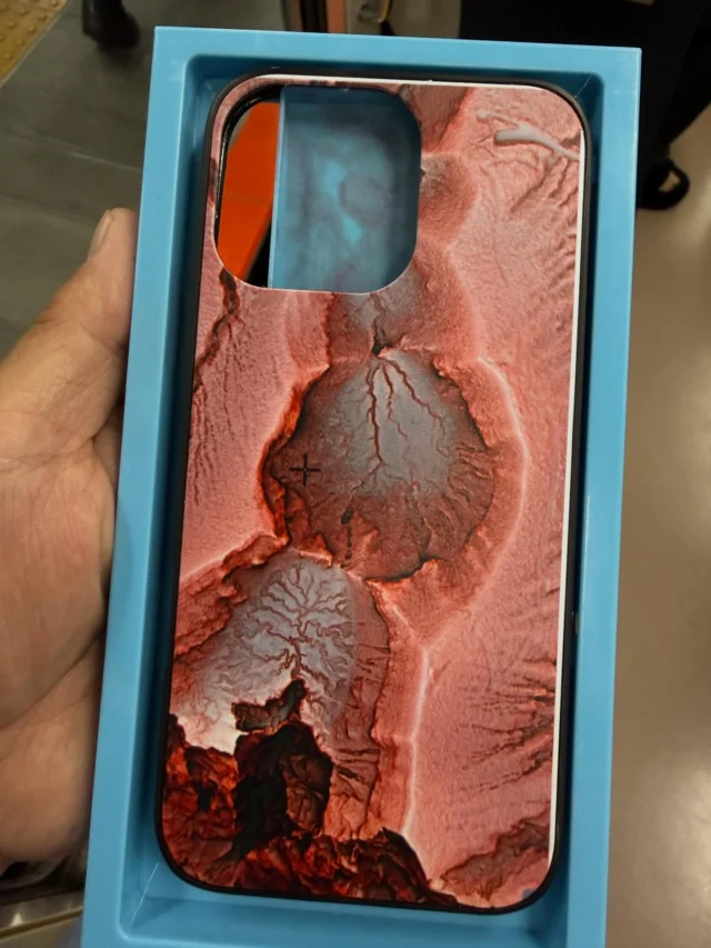 新宿で千葉先生と待ち合わせ、赤色立体のスマホケースを自販機で作成する。

#三宅島 #雄山 #赤色立体図