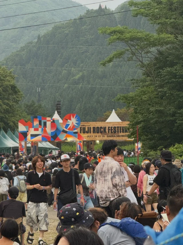 去年も混んでたけど、それ以上に混んでるように見えるフジロック前夜祭の開場が始まった。

#フジロック
